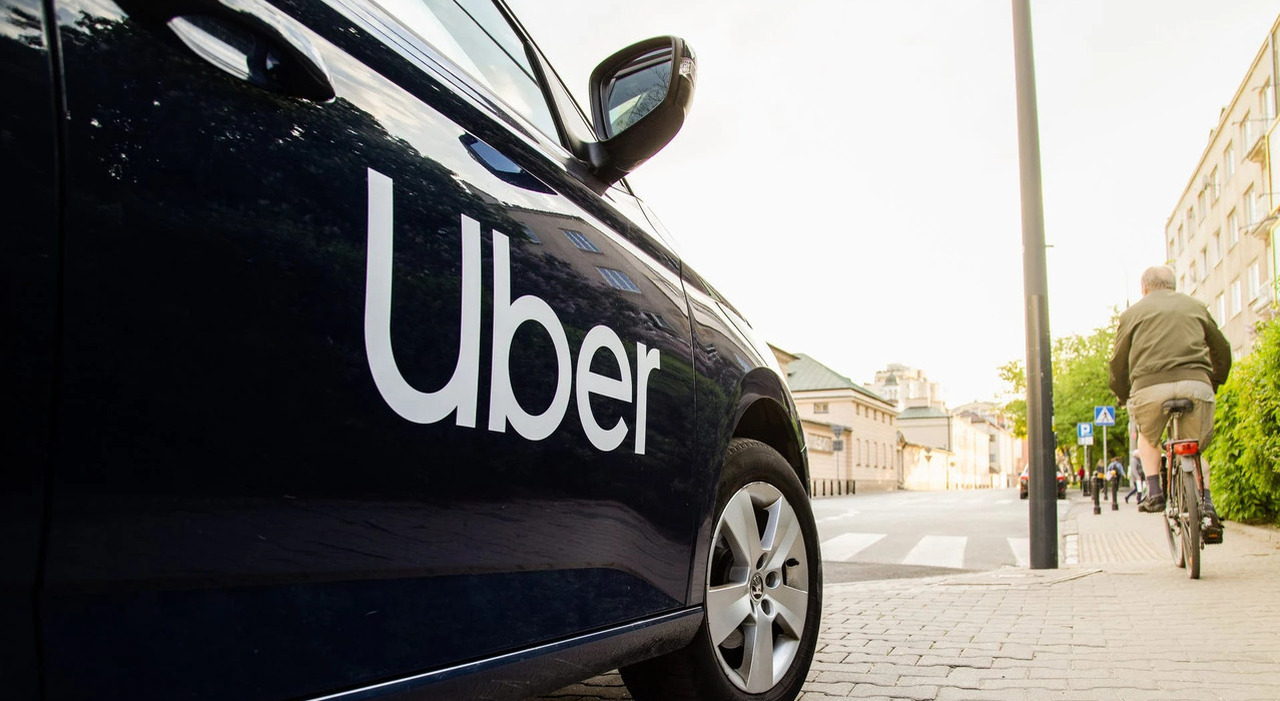 Donna impaziente molla Uber per laeroporto