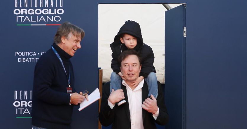 Elon Musk con figlio su palco Atreju Per gli ambientalisti