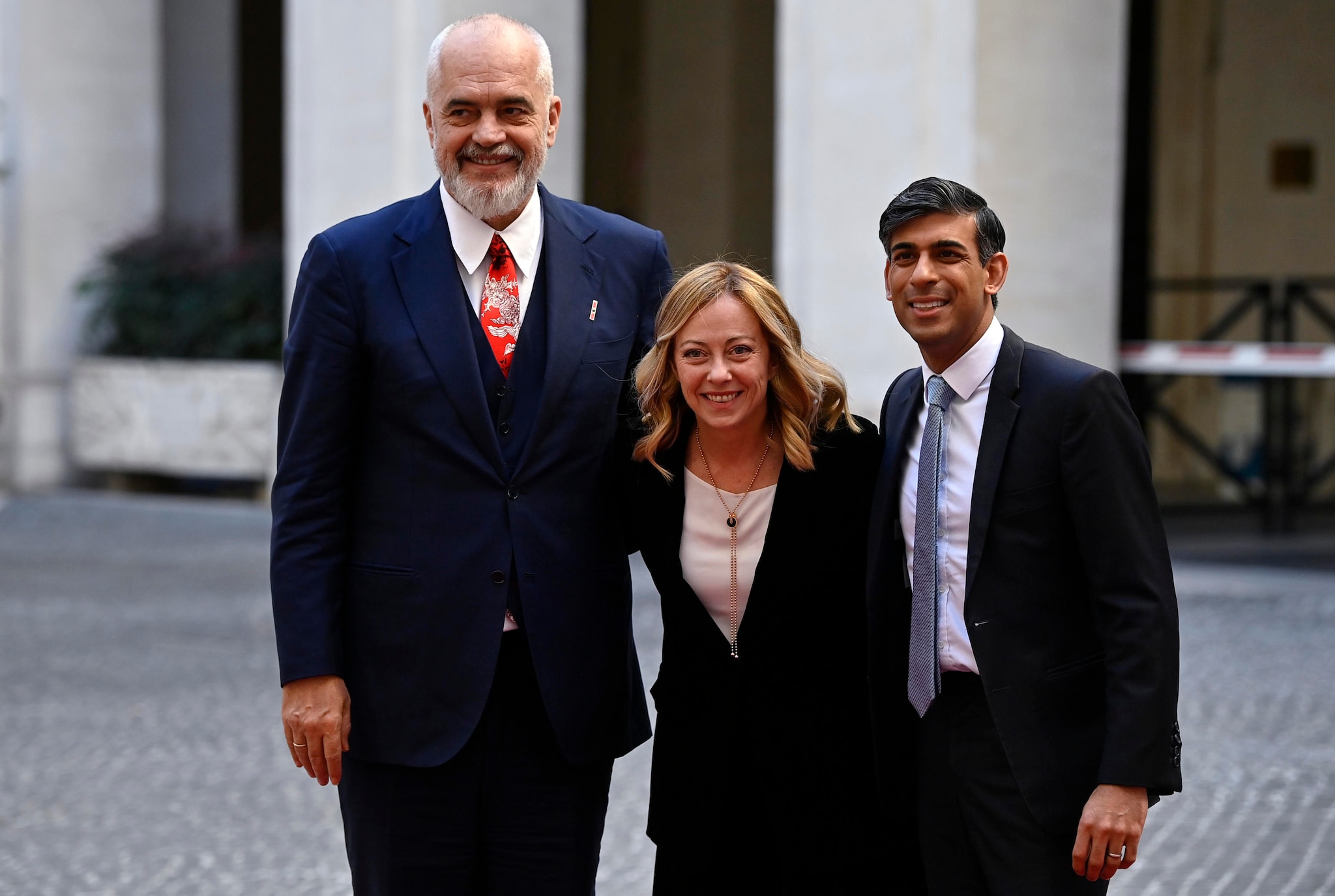 Il Primo Ministro italiano, Giorgia Meloni (al centro), con il Primo Ministro albanese, Edi Rama (a sinistra), e il Primo Ministro del Regno Unito, Rishi Sunak (a destra), durante il loro incontro a Palazzo Chigi