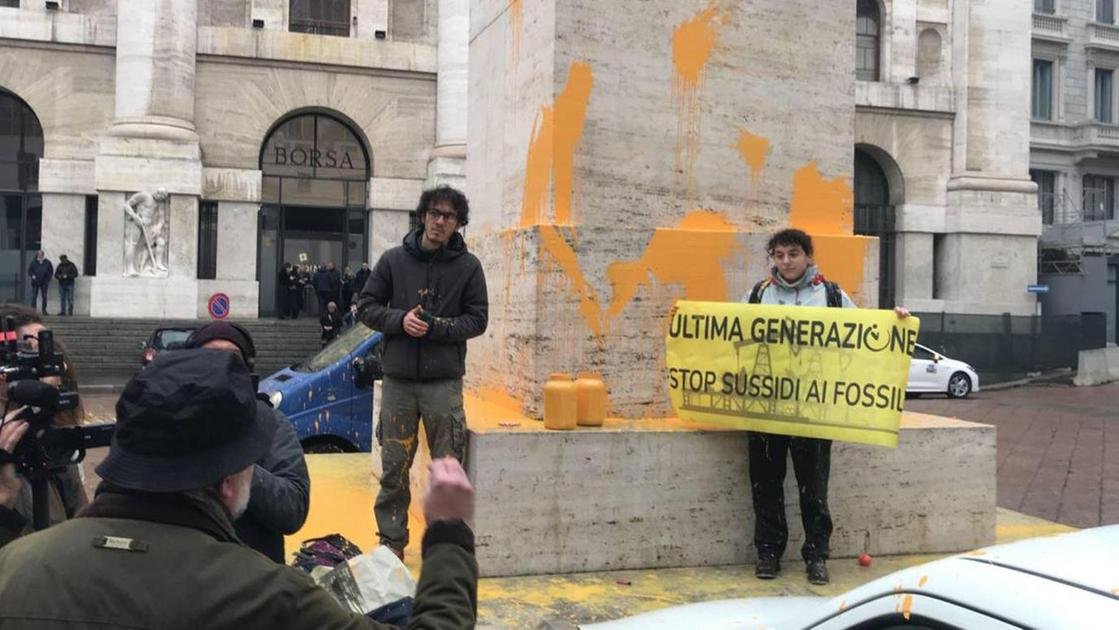 Dito Medio imbrattato, processo ai ecovandali al Tribunale Dito Medio imbrattato processo ai ecovandali al Tribunale