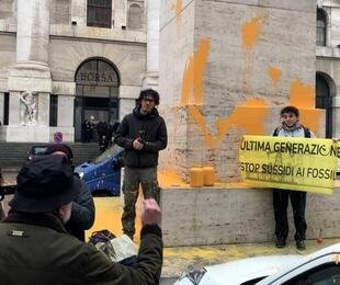 Ultima Generazione vs 'Dito' di Cattelan Comune chiede risarcimento Ultima Generazione vs Dito di Cattelan Comune chiede risarcimento