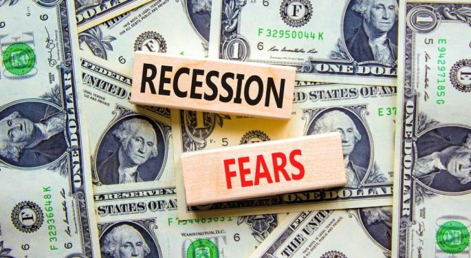 Deutsche Bank ritira la previsione di recessione negli Stati Uniti, citando un’economia robusta e un allentamento dei rischi.