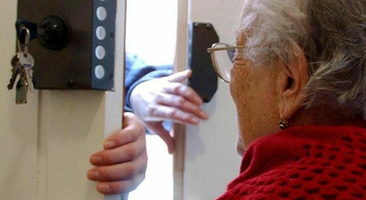 Pensionata costretta a lavorare risparmiare luce e condividere stanza