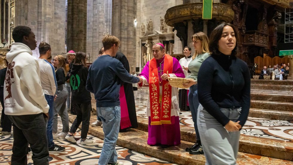 La consegna della “Regola di vita” durante la Redditio Symboli (Agenzia Fotogramma)