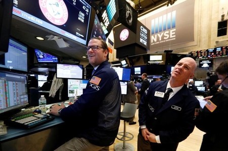 Wall Street sostiene azioni rendimenti Tesoro USA in aumento