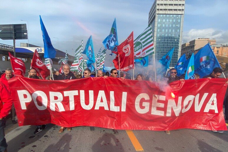 Manifestazione lavoratori portuali Genova per rinnovo contratto 66fd4263d6ac350255cbad1390265c63