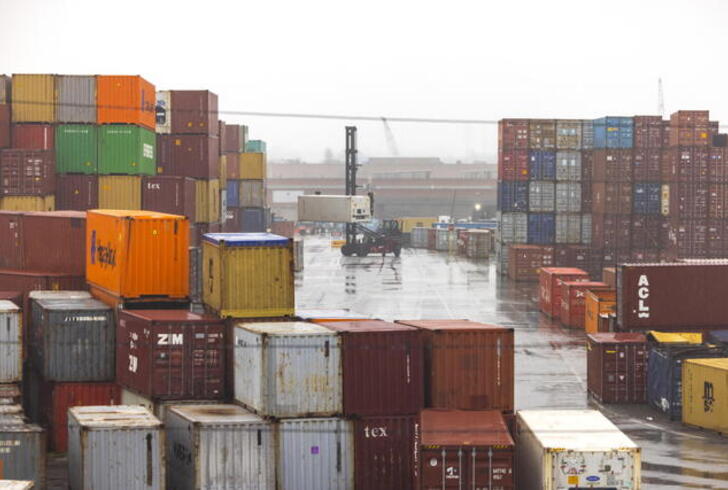 A febbraio aumentano export (+3,8%) e import (+5,1%)