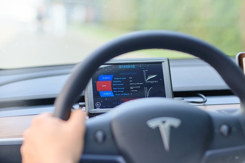 Tesla dimezza prezzo software guida autonoma tesla