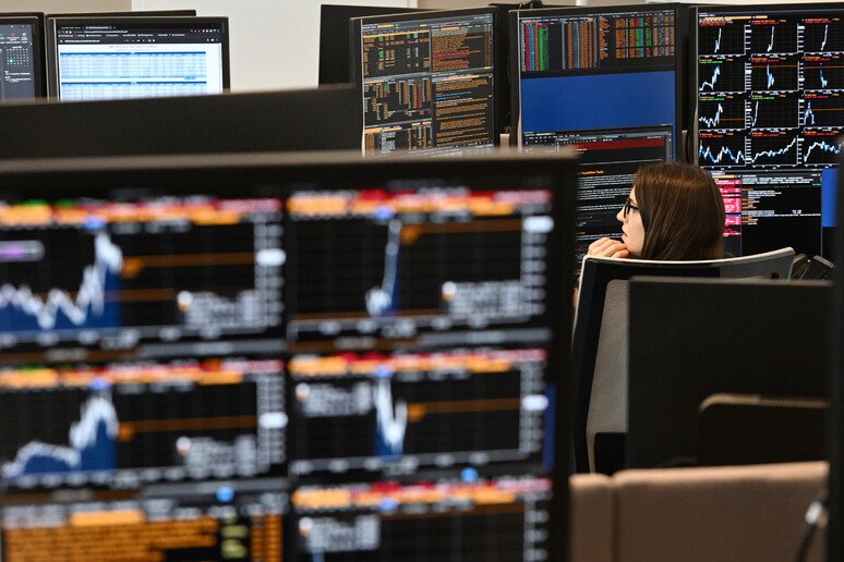 Venerdì nero per le Borse, Milano sprofonda e brucia 40 miliardi in due giorni. Lo spread in rialzo a 145,9. Gli analisti guardano alla Fed 98f6a746257f859ac886d9a90e633eb5
