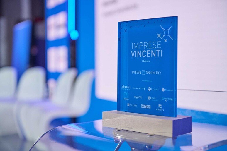 Intesa Sanpaolo premia 10 Pmi 'Vincenti' di Toscana e Umbria e2c8e6e18bdbe6e3364093b25c25c3cc